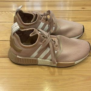 Adidas NMD R1 tennis shoes